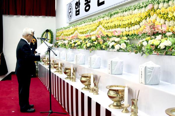 ▲ 홍철 대구가톨릭대 총장이 29일 국립영천호국원에서 일일명예집례관을 맡아 합동안장식에서 조사를 낭독하고 있다.ⓒ대가대 제공