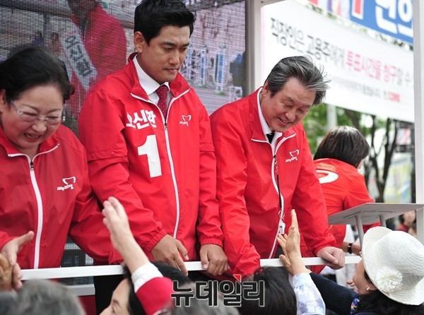 ▲ 김무성 새누리당 대표와 오신환 후보가  4.29 재보궐선거를 하루 앞둔 28일 오후 서울 관악구 난곡사거리에서 지지자들과 인사를 나누고 있다. ⓒ뉴데일리 DB