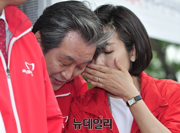 ▲ '사인 교환 중'? 새누리당 김무성 대표최고위원이 4·29 재보궐선거 지원 유세 도중 나경원 서울시당위원장과 귓속말을 나누고 있다. ⓒ뉴데일리 이종현 기자