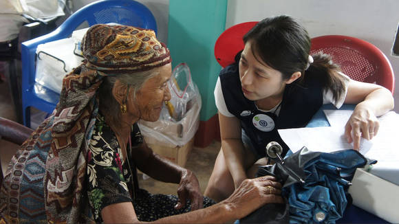 ▲ 강남세브란스병원 의료진들이 지난해 6월 네팔 현지에서 의료봉사 활동을 펼치고 있다.ⓒ강남세브란스병원