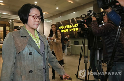 ▲ 한국전력 자회사로부터 법안과 관련한 청탁성 '쪼개기 후원금'을 받은 혐의를 받는 전순옥 새정치민주연합 의원이 8일 오전 조사를 받기 위해 서울 미근동 경찰청에 출석하고 있다. ⓒ 사진 연합뉴스