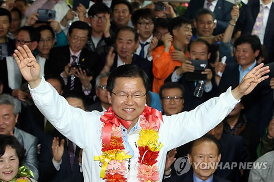 ▲ 광주 서구을 보궐선거에서 당선된 천정배 당선자가 29일 자신의 선거사무소에서 꽃다발을 목에 건 채 지지자들의 환호에 답하고 있다. ⓒ연합뉴스 사진DB