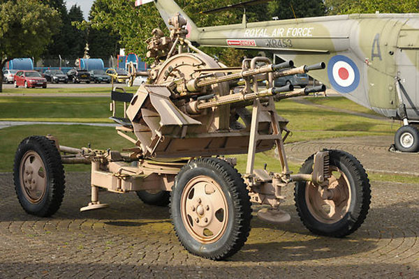 ▲ 그렉 스칼라투 美북한인권위원회 사무총장과 ASA의 조셉 버뮤데즈 박사가 "북한이 주민 처형에 사용했다"고 주장한 ZPU-4 대공포. 영국의 한 군사박물관에 전시된 모습이다. 14.5mm 구경 기관포 4문을 묶어놓은 무기다. ⓒPIXTEL 공유사진 캡쳐