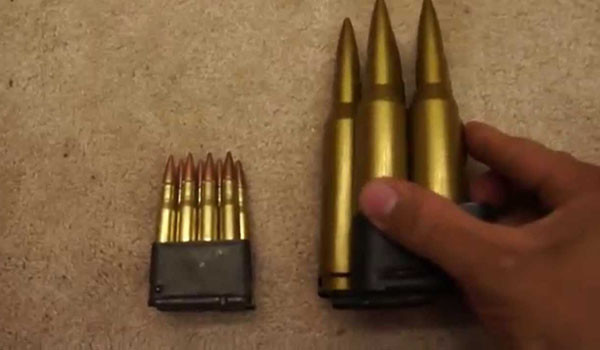 ▲ 왼쪽이 일반적인 7.62mm 소총탄, 오른쪽이 14.5mm 탄환이다. 14.5mm 탄환에 맞으면 몸이 그대로 찢긴다. ⓒ동영상 사이트 '퍼니비버' 영상 캡쳐