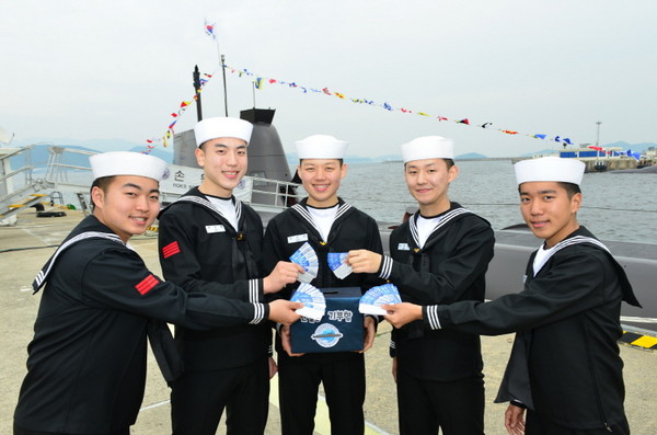 ▲ 사진 1 백혈병 아동을 돕기 위한 헌혈증 기증 운동을 펼친 해군잠수함사령부 추교현 병장과 최지수 상병을 비롯한 해군잠수함사령부 수병들.ⓒ해군