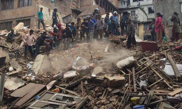 ▲ 지진으로 인한 잔해 속에서 사람들을 찾는 네팔 사람들. ⓒ인도 뉴델리 TV 보도화면 캡쳐