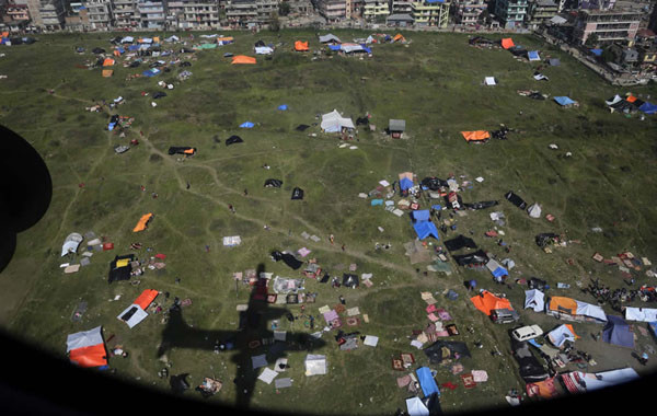 ▲ 지난 25일 대지진 이후 난민촌으로 변해버린 네팔의 한 광장. 구호물품을 실은 수송기에서 찍은 사진이라고 한다. ⓒ美ABC TV 보도화면 캡쳐