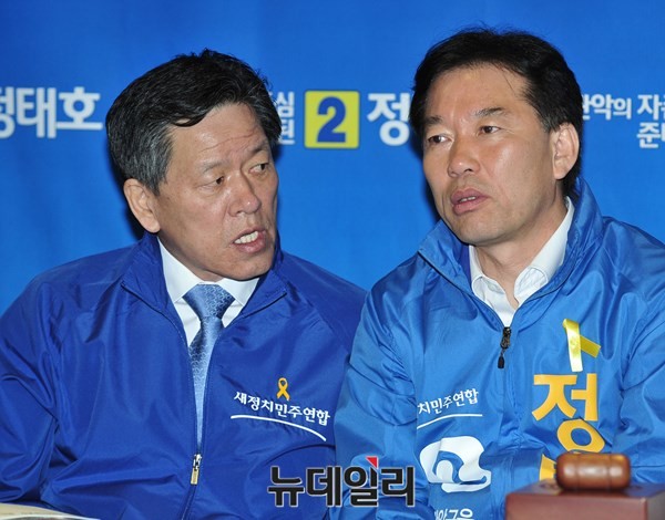 ▲ 새정치민주연합 주승용 최고위원이 4·29 재보선 참패에 책임을 지고 최고위원직 사퇴 의사를 표명해 새정치연합이 술렁이고 있다. 사진은 지난 17일 서울 관악을 현장최고위원회의에서 정태호 후보에게 말을 건네고 있는 주승용 최고위원. ⓒ뉴데일리 이종현 기자