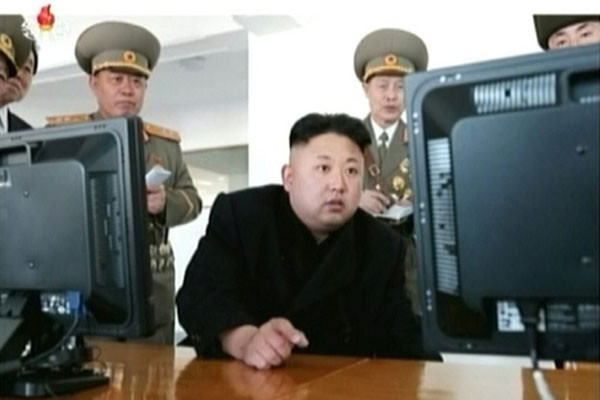 ▲ 北사이버부대를 찾아 직접 PC를 들여다 보는 김정은. ⓒ北선전매체 영상 캡쳐