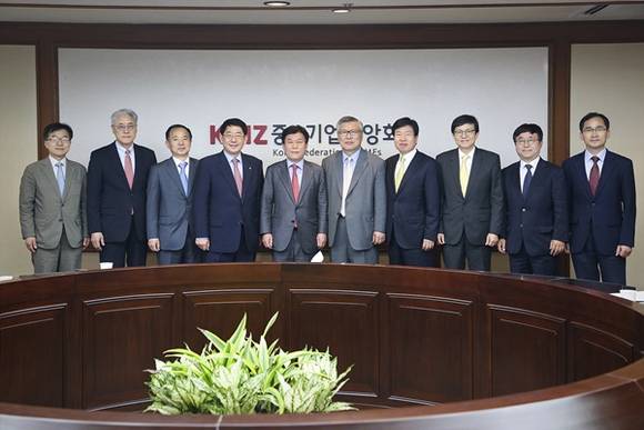 ▲ 박성택 중기중앙회장(왼쪽 5번째)과 역대 중소기업학회장들이 간담회를 마치고 기념촬영하고 있다.(왼쪽 3번째부터 이종욱 서울여대 교수, 임채운 중소기업진흥공단 이사장, 박성택 중소기업중앙회장, 이윤보 건국대 교수, 유관희 고려대 교수. ⓒ 중기중앙회