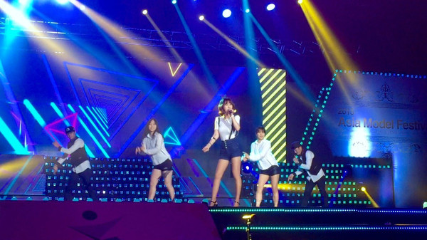 ▲ 가수 윤수현이 지난 23일 열린 '아시아 모델 페스티벌'에서 축하 공연을 펼치고 있다ⓒ솔미디어 제공