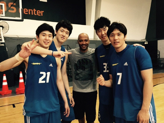 오른쪽부터 박재현, 임동섭, 커크 콜리어 코치, 김준일, 이호현 선수.ⓒ서울 삼성 썬더스