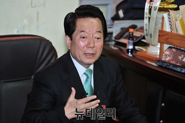 ▲ 지난 4월 21일 김희철 전 의원이 자신의 사무소에서 〈뉴데일리〉 취재진과 인터뷰를 하고 있다. ⓒ뉴데일리 이종현 기자