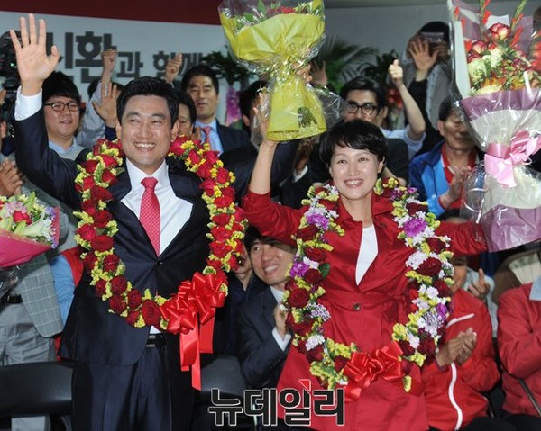 ▲ 지난 4월 29일 새누리당 오신환 후보가 당선이 확정된 후 부인 유정미씨와 손을 들고 있다. ⓒ뉴데일리 정재훈 기자