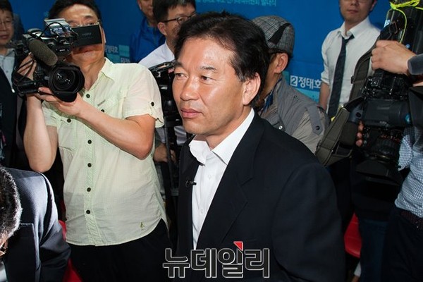 ▲ 지난 4월 29일 새정치민주연합 정태호 후보가 새누리당 오신환 후보에게 9.7%p차로 낙선한 후 선거사무소를 나서고 있다. ⓒ뉴데일리 정재훈 기자