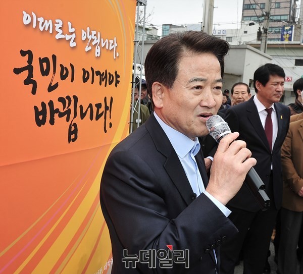 ▲ 지난 4월 3일 삼성동 시장에서 국민모임 정동영 후보가 기자회견을 통해 출마의사를 밝히고 있다. ⓒ뉴데일리 이종현 기자