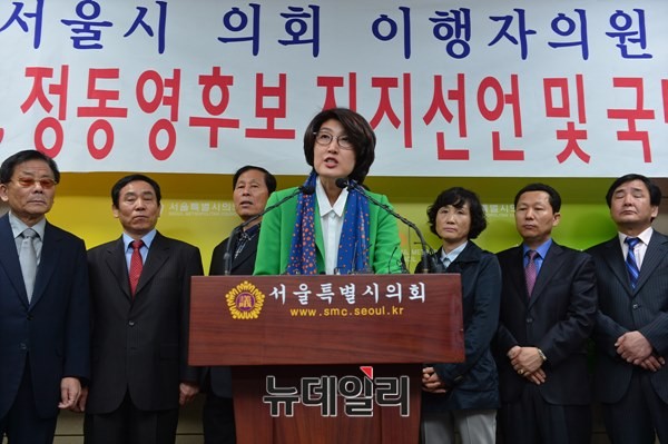 ▲ 지난 4월 20일 새정치민주연합 이행자 서울 시의원이 서울시의회에서 탈당과 함께 정동영 후보 지지를 선언하고 있다. ⓒ정상윤 기자