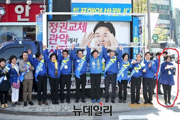 ▲ 지난 4월 17일 미성동 세이브마트 앞에서 새정치민주연합 정태호 후보가 출정식을 진행한 가운데 이행자 서울시 의원(오른쪽 빨간 표시)이 사회를 보고 있다.ⓒ뉴데일리 이종현 기자