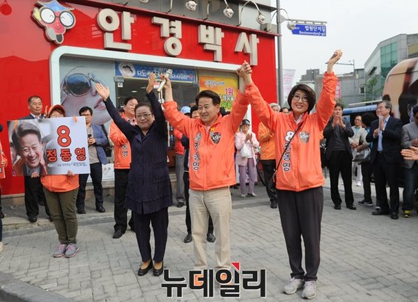 ▲ 지난 4월 17일 새정치민주연합 정태호 후보의 출정식 사회를 맡았던 이행자 서울시 의원(오른쪽)이 28일 같은 장소에서 국민모임 정동영 후보와 손을 들고 있다. ⓒ뉴데일리 이종현 기자