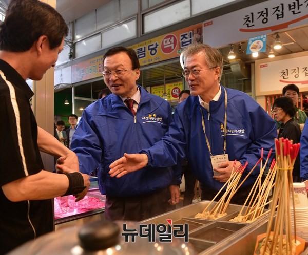 ▲ 지난 4월 23일 신원시장에서 새정치민주연합 문재인 대표와 관악을에서 5선을 지낸 이해찬 의원이 선거유세를 벌이고 있다. ⓒ뉴데일리 정상윤 기자