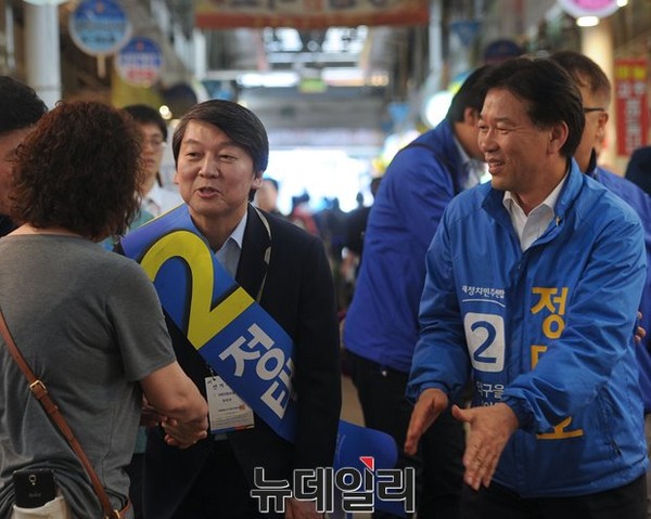 ▲ 지난 4월 28일 신원시장에서 새정치민주연합 안철수 전 대표와 정태호 후보가 주민들을 만나고 있다. ⓒ뉴데일리 정재훈 기자