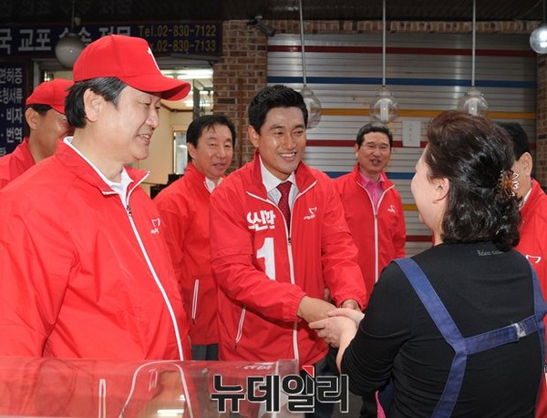 ▲ 지난 4월 26일 신사시장에서 새누리당 김무성 대표와 오신환 후보가 상인들에게 지지를 호소하고 있다. ⓒ뉴데일리 정재훈 기자