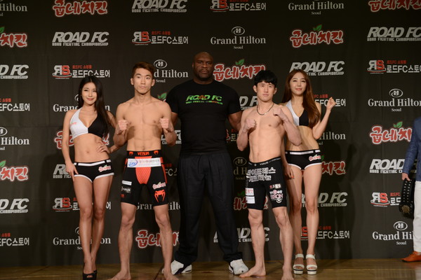 ▲ 로드FC 023 공개계체를 마친 이윤준과 문제훈이 로드걸 박시연, 공민서, 밥 샙 로드FC 부대표와 사진촬영을 하고 있다. ⓒ로드FC 제공