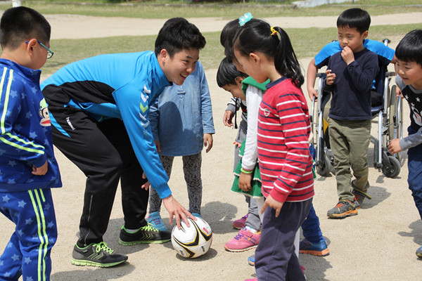 ▲ 연고지 초등학교를 찾아 축구 교실을 진행하고 있는 충주 험멜 프로축구단 소속 선수들.ⓒ충주 험멜 프로축구단
