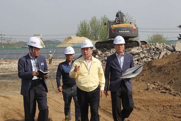 ▲ 이현준 예천 군수는 군청사 건립부지 철거 공사장 둘러보고 있다.@예천군 제공
