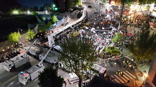 ▲ 근로자의 날인 1일 오후, 민주노총 조합원과 좌파단체 회원들이 서울광장에서 집회를 마치고, 청와대 행진을 명목으로 도로를 불법 점거하면서 서울 도심 곳곳이 폭력으로 얼룩졌다. 경찰이 차벽을 설치한 안국역 사거리 현대건설 빌딩 앞에 집결한 시위대. ⓒ 뉴데일리 윤진우 기자