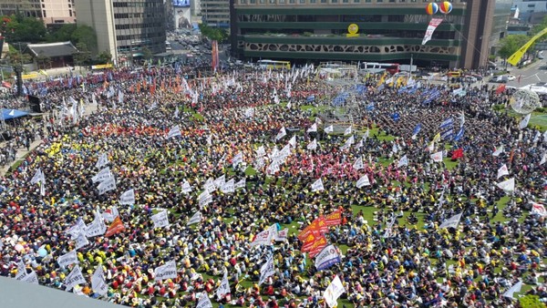 ▲ 근로자의 날인 1일 오후, 민주노총 조합원과 좌파단체 회원들이 서울광장에서 집회를 마치고, 청와대 행진을 명목으로 도로를 불법 점거하면서 서울 도심 곳곳이 폭력으로 얼룩졌다. 시청광장에 모인 민주노총 조합원과 좌파단체 회원들. ⓒ 뉴데일리 윤진우 기자