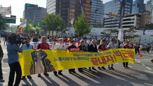 ▲ 근로자의 날인 1일 오후, 민주노총 조합원과 좌파단체 회원들이 서울광장에서 집회를 마치고, 청와대 행진을 명목으로 도로를 불법 점거하면서 서울 도심 곳곳이 폭력으로 얼룩졌다. 시위대의 행진 초기 모습. ⓒ 뉴데일리 윤진우 기자