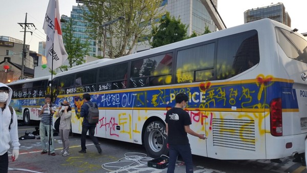 ▲ 근로자의 날인 1일 오후, 민주노총 조합원과 좌파단체 회원들이 서울광장에서 집회를 마치고, 청와대 행진을 명목으로 도로를 불법 점거하면서 서울 도심 곳곳이 폭력으로 얼룩졌다. 세월호 시위대에 의해 훼손된 경찰버스. ⓒ 뉴데일리 윤진우 기자