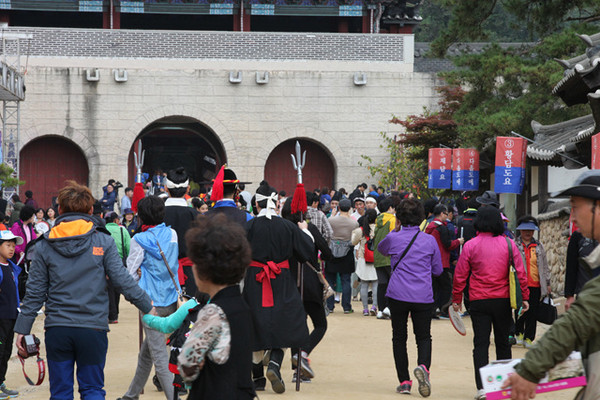 ▲ 전통찻사발 축제장을 찾은 관광객들ⓒ김형만 기자