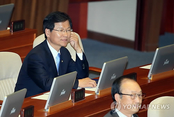 ▲ 무소속 천정배 의원이 30일 국회에 등원해 선서를 마친 뒤, 자기 자리로 돌아가 싱긋 웃고 있다. ⓒ연합뉴스 사진DB