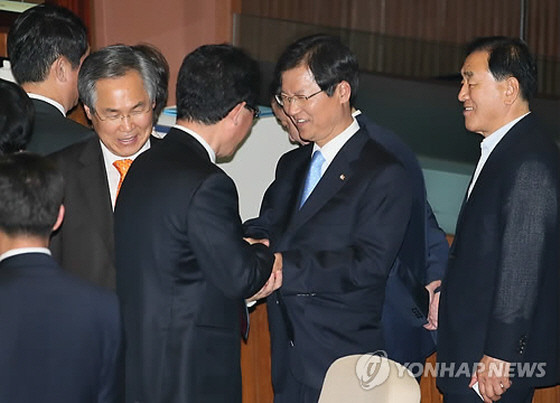 ▲ 무소속 천정배 의원이 30일 국회에 등원해 새정치민주연합 우윤근 원내대표와 인사를 나누고 있다. ⓒ연합뉴스 사진DB