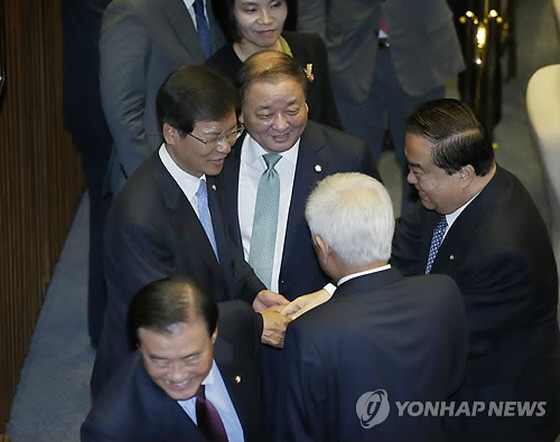 ▲ 무소속 천정배 의원이 30일 국회에 등원해 새정치민주연합 문희상 전 비상대책위원장, 강창일 제주도당위원장 등과 인사를 나누고 있다. ⓒ연합뉴스 사진DB