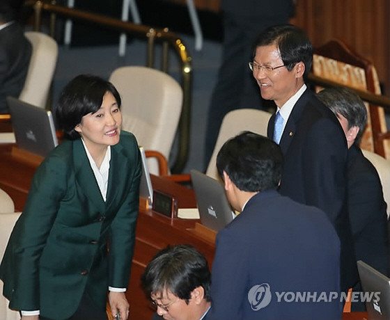 ▲ 무소속 천정배 의원이 30일 국회에 등원해 새정치민주연합 박영선 전 원내대표와 인사를 나누고 있다. ⓒ연합뉴스 사진DB