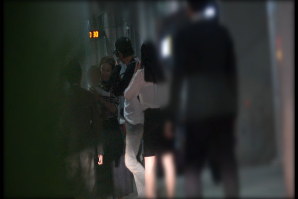 ▲ 배우 장동건 고소영 부부가 1일 저녁 8시 30분쯤 제주도 제주국제공항에 도착했다. 이들은 앞서 약 한 시간 전 서울 김포공항을 통해 가족여행을 나선 바 있다ⓒ뉴데일리