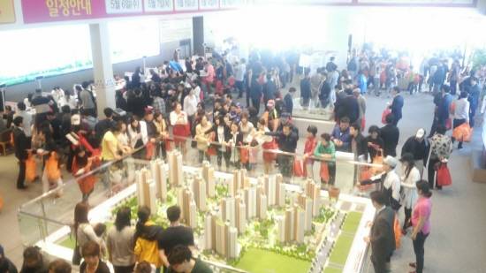 ▲ 오픈 첫날 모델하우스 내부는 인산인해를 이뤘다. ⓒ뉴데일리경제