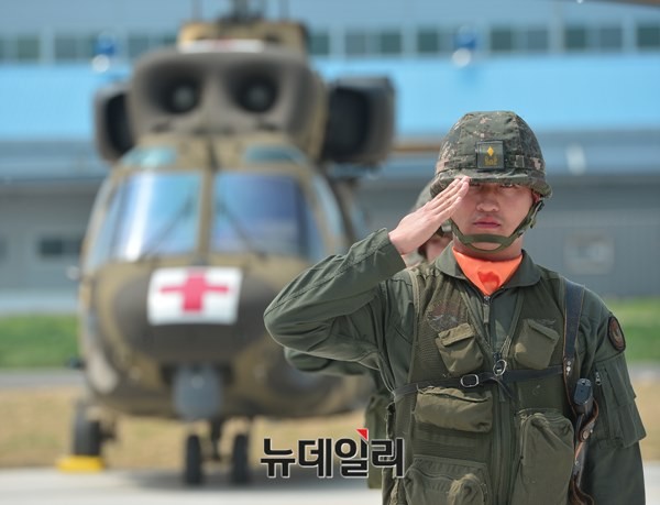 ▲ 의무후송항공대 창설식에서 수리온 조종사가 경례하고 있다.ⓒ뉴데일리 정상윤 사진기자