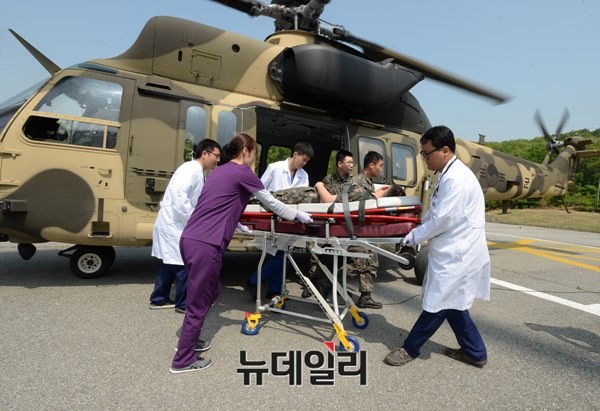 ▲ 의무후송항공대 식에 앞서 실제와 같은 후송훈련을 실시하는 모습.ⓒ뉴데일리 정상윤 사진기자