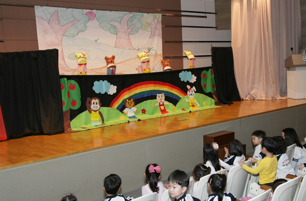 ▲ 영진전문대학 유아교육과 재학생들이 어린이날을 앞둔 지난 1일 이 대학 유치원 어린이들을 위한 공연을 가졌다. 사진은 아누세연구회가 인형극을 선보이는 모습.ⓒ영진전문대 제공