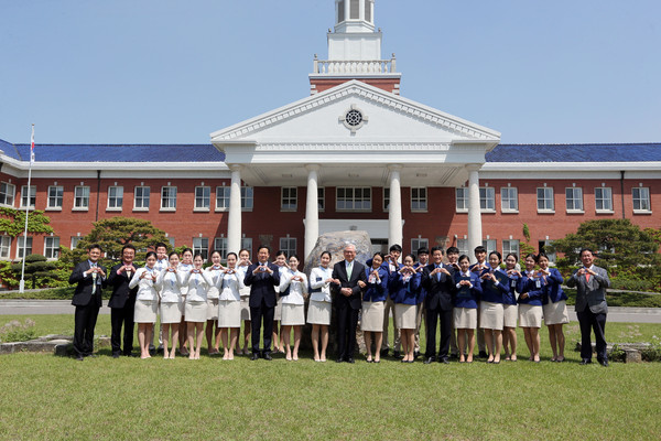 ▲ (계명대)계명대 아리미와 이끄미 임명장 수여식 후 본관앞에서 신일희(중앙)총장과 기념촬영을 하고 있다.ⓒ계명대 제공