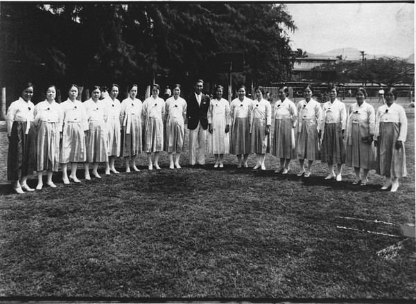 ▲ 신랑과 사진만 교환하고 하와이에 도착한 '사진 신부'들은 영남 출신들이 많았다고 한다.