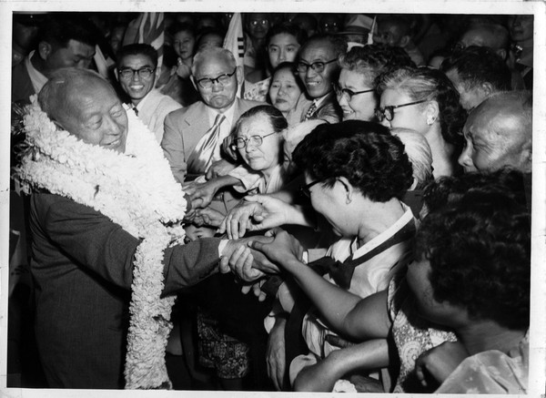 ▲ 이승만을 환영하는 하와이 여성 교민들.