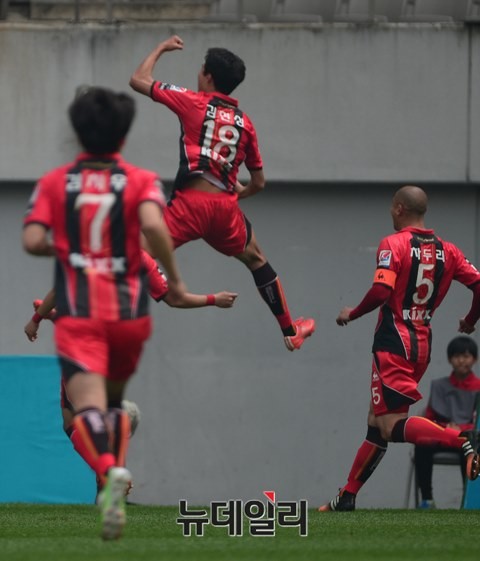 ▲ 선제골을 넣고 기뻐하고 있는 서울의 김현성 선수.ⓒ뉴데일리 정상윤 사진기자