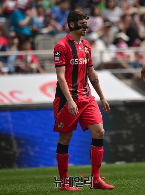 ▲ 코뼈에 이상이 생겨 안면 보호 마스크를 착용하고 경기에 나선 서울의 오스마르 선수.ⓒ뉴데일리 정상윤 사진기자