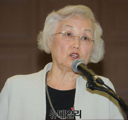 ▲ 이덕희 (하와이 한인이민연구소 소장)이 여성 독립운동 연구결과를 발교하고 있다.