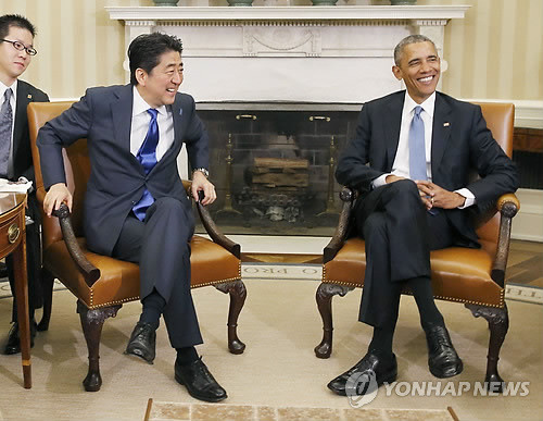 버락 오바마(오른쪽) 미국 대통령과 아베 신조(安倍晋三) 일본 총리가 28일(현지시간) 미국 워싱턴DC의 백악관에서 회담하고 있다. 2015.4.28 ⓒ 사진 연합뉴스